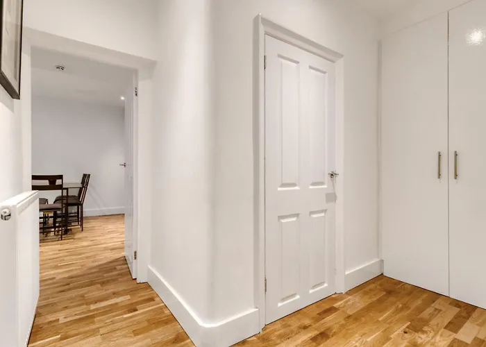 Holland Park Apartment